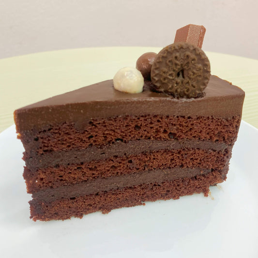 เค้กช็อกโกแลตหน้านิ่มโฮมเมดเนื้อฉ่ำ จากร้านเบเกอรี่ Yummy Yim ในพัทยา