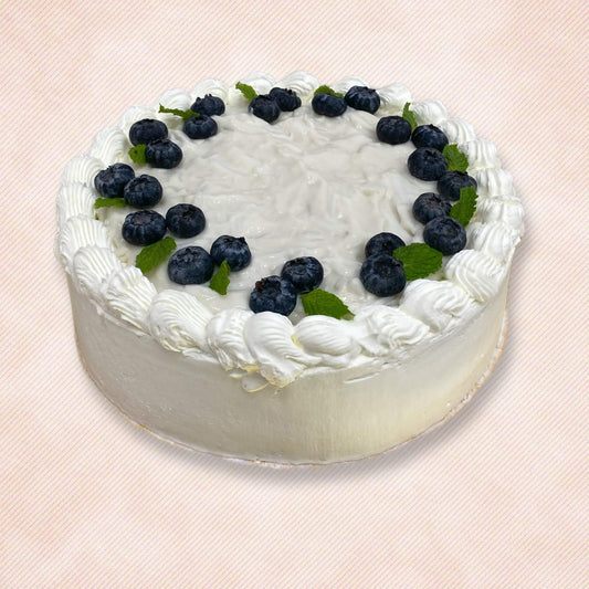 เค้กมะพร้าวเนื้อนุ่มทั้งก้อนจากเบเกอรี่ Yummy Yim ประดับด้วยมะพร้าวขูดสด เหมาะสำหรับวันเกิดในพัทยา