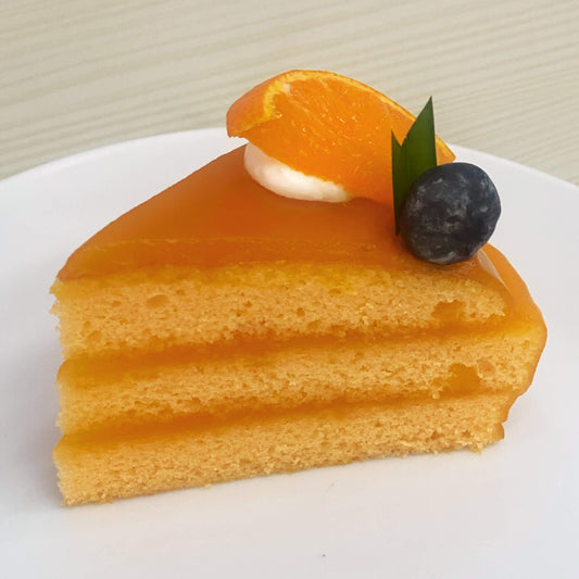 เค้กส้มโฮมเมดเนื้อนุ่ม ราดซอสส้มฉ่ำๆ จาก Yummy Yim เบเกอรี่ในพัทยา
