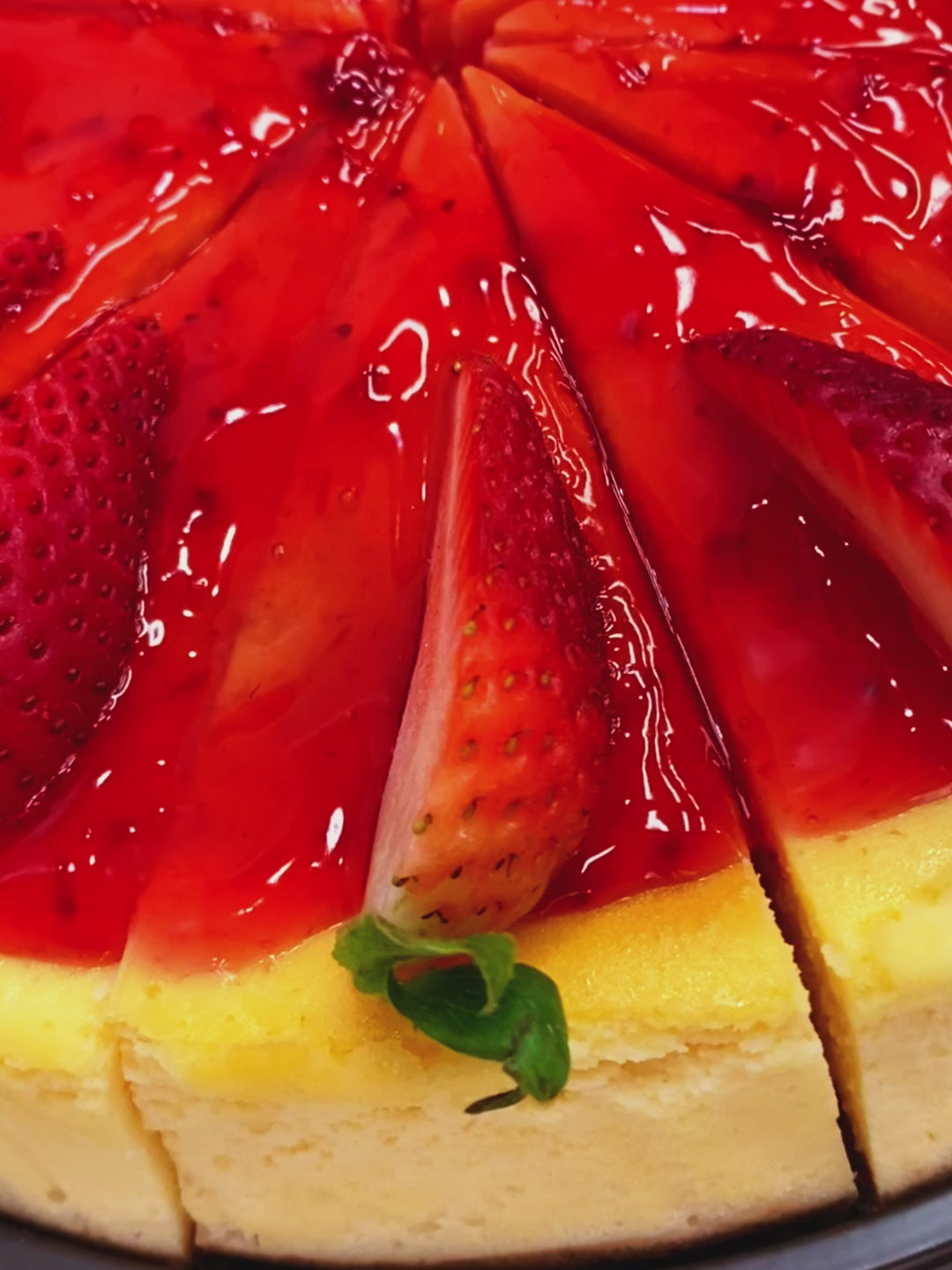 ชีสเค้กสตรอเบอร์รี่โฮมเมดในหนองปรือ จาก Yummy Yim พัทยา — เนื้อเนียนนุ่ม สตรอเบอร์รี่สดใหม่ จัดส่งทั่วพัทยา ราคาถูกและคุ้มค่าสำหรับขนมโฮมเมดและชีสเค้กสด