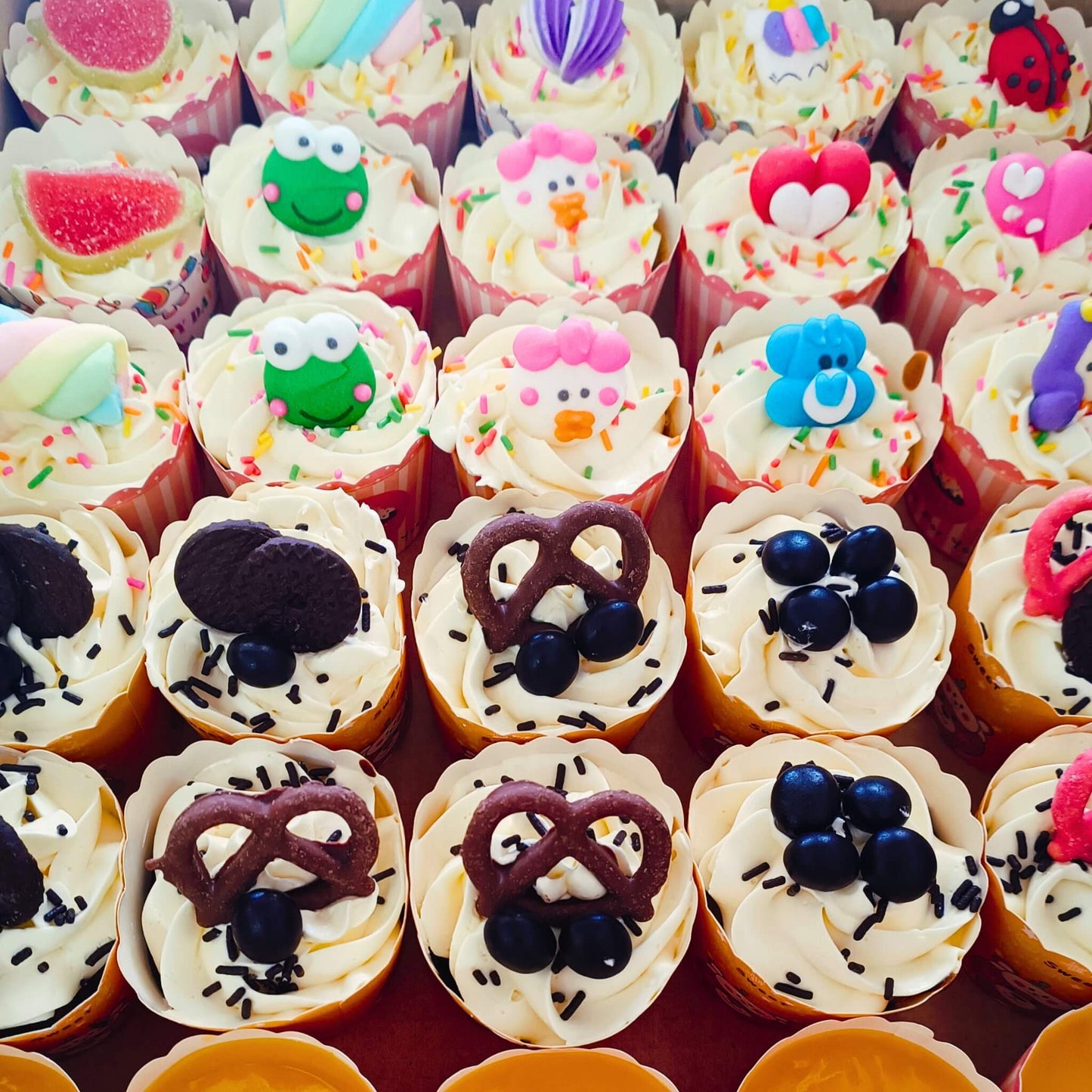 เค้กชิ้นเล็กพร้อมครีมและตกแต่งน่ารักสำหรับงานปาร์ตี้เด็กในพัทยาจากเบเกอรี่ Yummy Yim