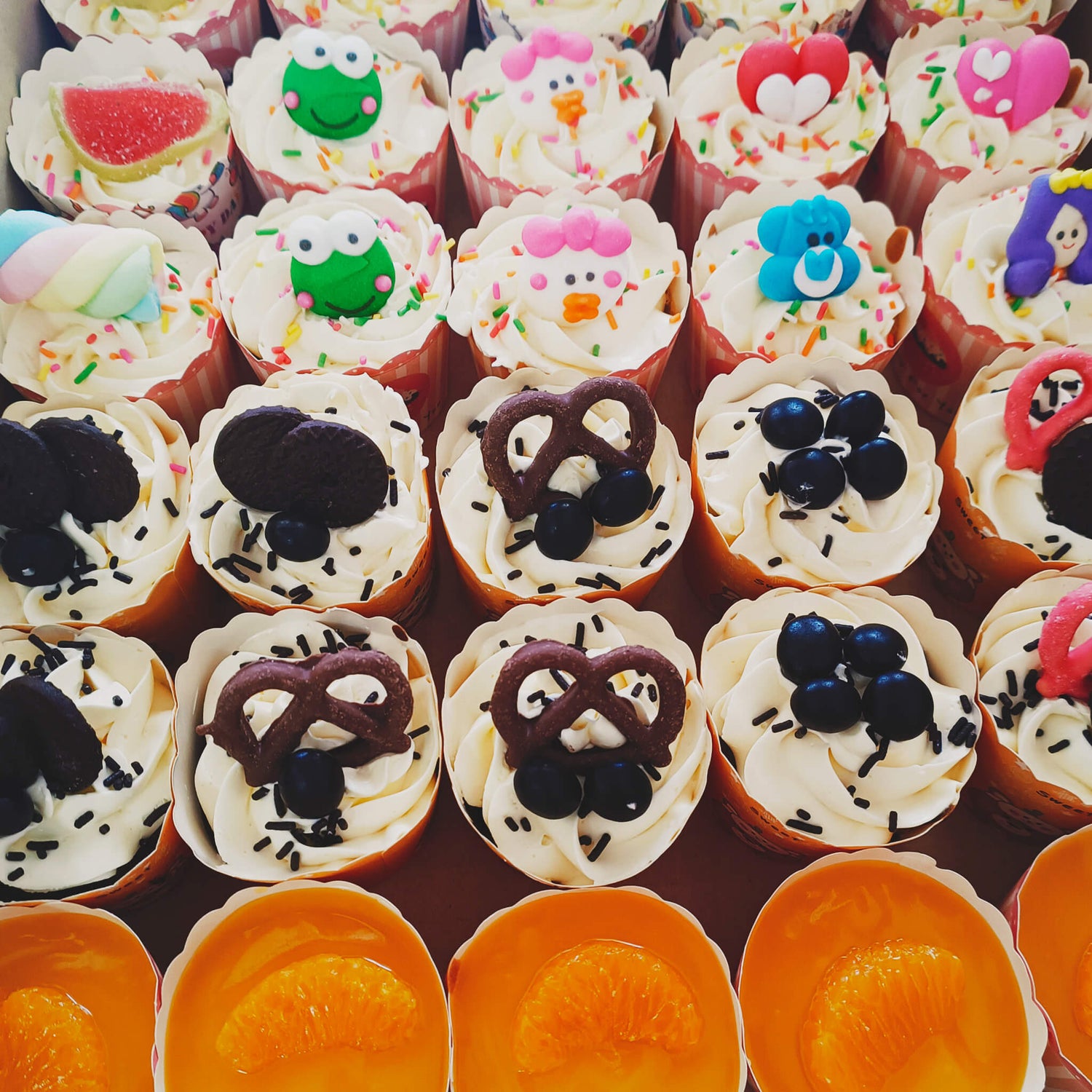เค้กชิ้นเล็กกับครีมและตกแต่งสวยงามจากเบเกอรี่โฮมเมด YUMMI YIM ในพัทยา