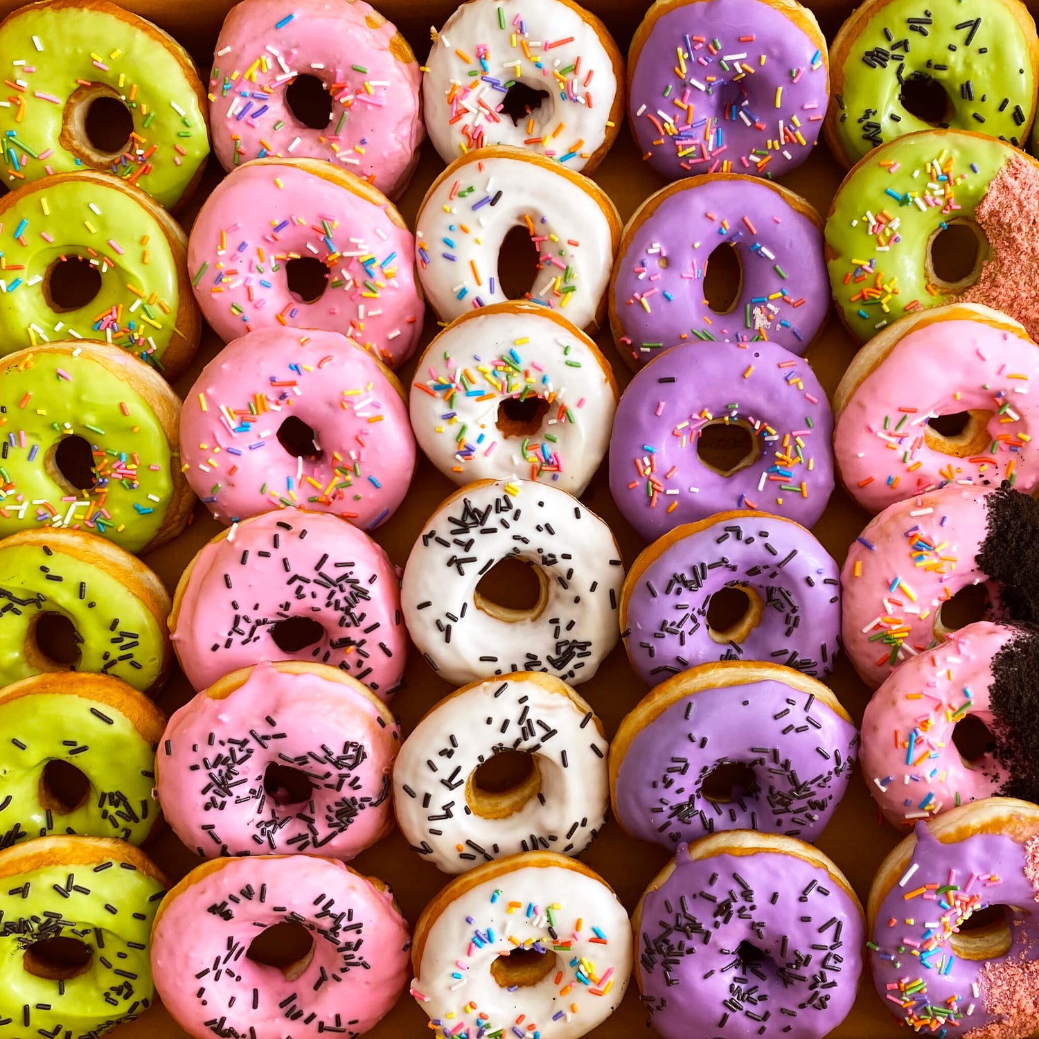 โดนัทสดใหม่จากเบเกอรี่โฮมเมด ยัมมี่ยิ้ม ในพัทยา – มีหลากหลายแบบให้เลือก – รับสั่งซื้อขายส่งออนไลน์