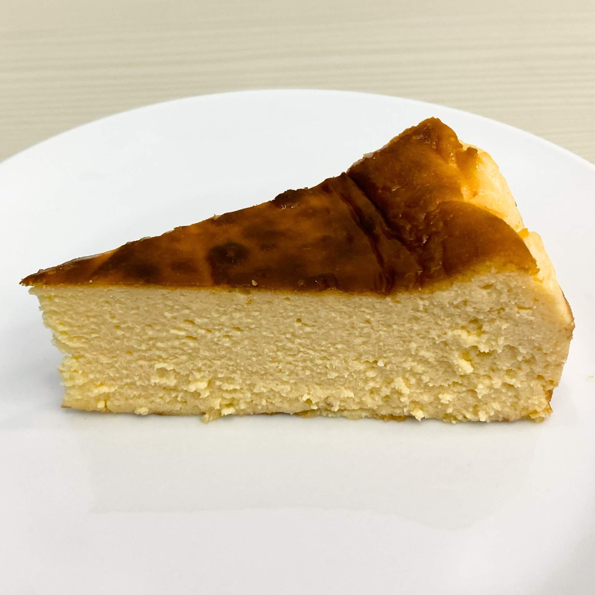 ชิ้นบาสก์ชีสเค้กที่สามารถซื้อได้ที่เบเกอรี่ Yummy Yim ในพัทยา