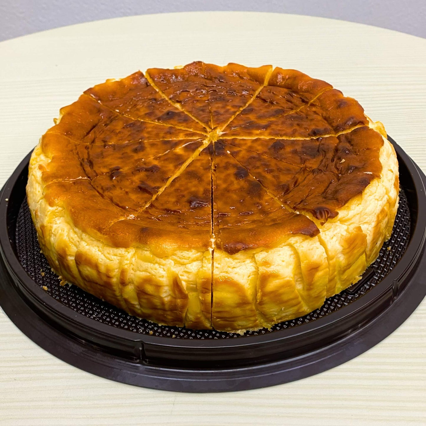 บาสก์ชีสเค้กยกก้อนสั่งทำที่เบเกอรี่ Yummy Yim ในพัทยา