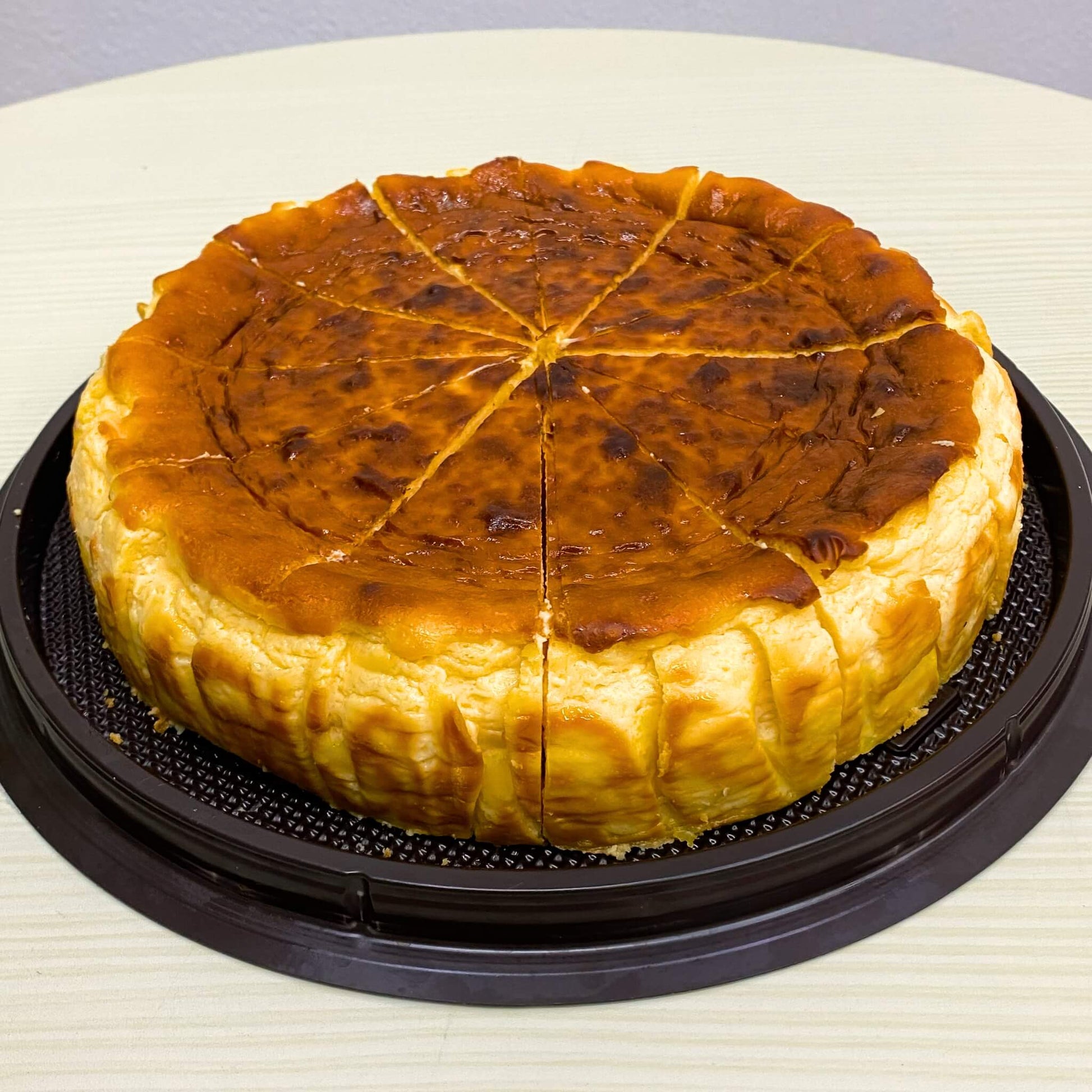 บาสก์ชีสเค้กยกก้อนสั่งทำที่เบเกอรี่ Yummy Yim ในพัทยา