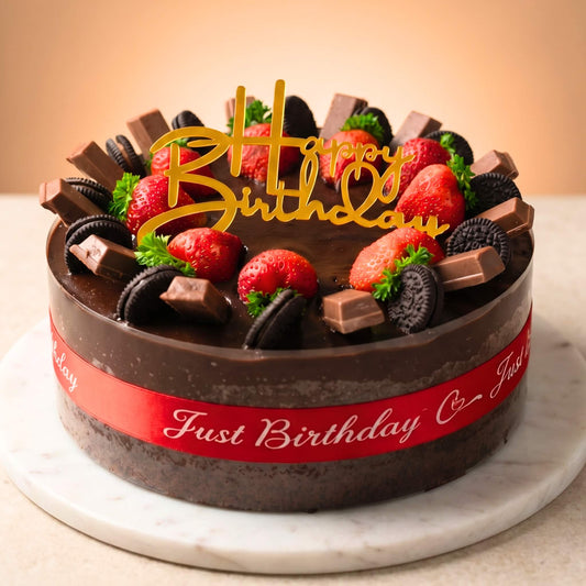 เค้กช็อกโกแลตวันเกิด ตกแต่งด้วยสตรอว์เบอร์รี คุกกี้โอรีโอ และช็อกโกแลต