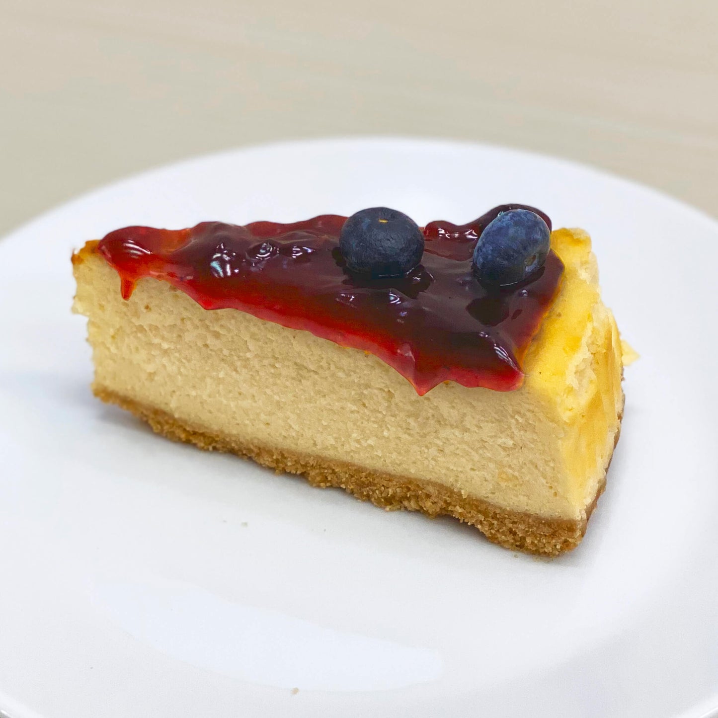 ชีสเค้กลอตัสบิสกอฟจากร้านเบเกอรี่ Yummy Yim ในพัทยา ชิ้นหนึ่งโรยด้วยเศษบิสกิตและตกแต่งด้วยบิสกิตลอตัสทั้งหมด