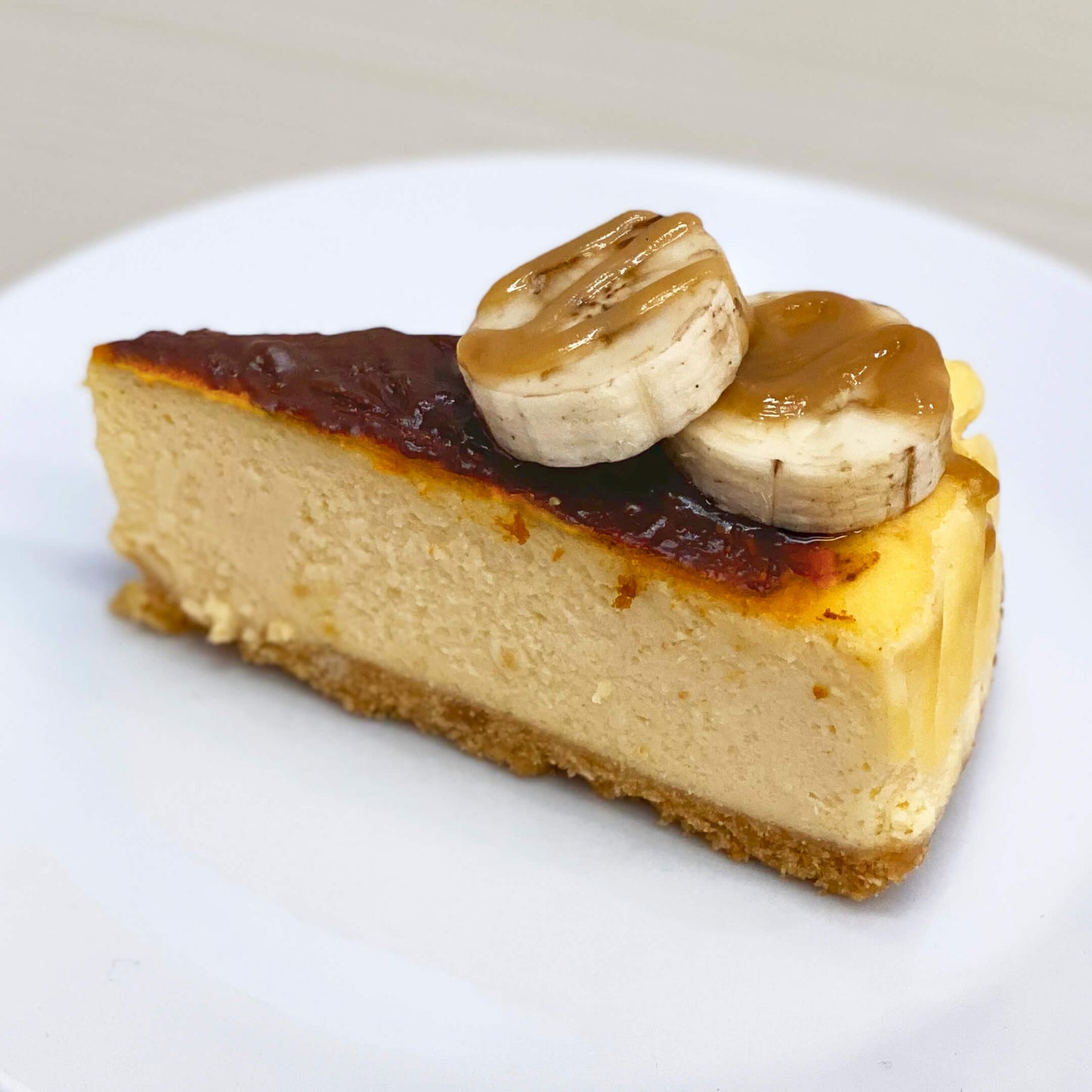 ชีสเค้กโลตัสบิสกอฟจากร้านเบเกอรี่ Yummy Yim ในพัทยา ชิ้นหนึ่งโรยด้วยเศษบิสกิตและตกแต่งด้วยบิสกิตโลตัสทั้งชิ้น