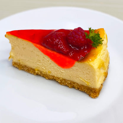 ชีสเค้กราสป์เบอร์รี่จากร้านเบเกอรี่ Yummy Yim ในพัทยา ชิ้นหนึ่งราดด้วยซอสราสป์เบอร์รี่สด