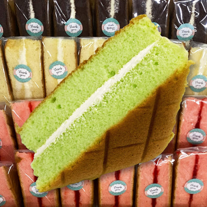 ชิฟฟอนเค้กเนื้อนุ่ม กลิ่นใบเตยหอม สำหรับขายส่ง ฉากหลังเป็นชิฟฟอนเค้กรสชาติอื่นๆ