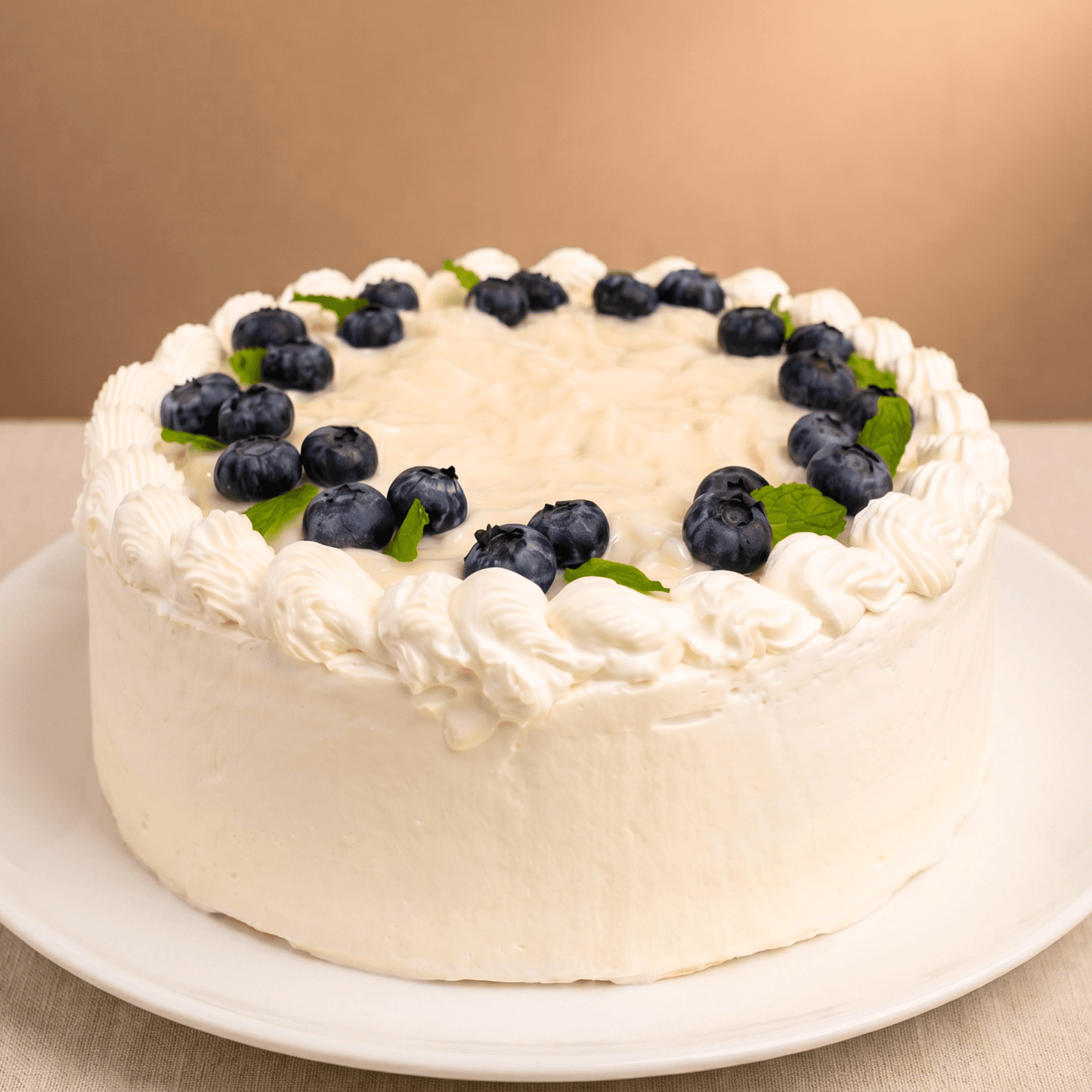 เค้กมะพร้าวเนื้อนุ่มทั้งก้อนจากเบเกอรี่ Yummy Yim ประดับด้วยมะพร้าวขูดสด เหมาะสำหรับวันเกิดในพัทยา