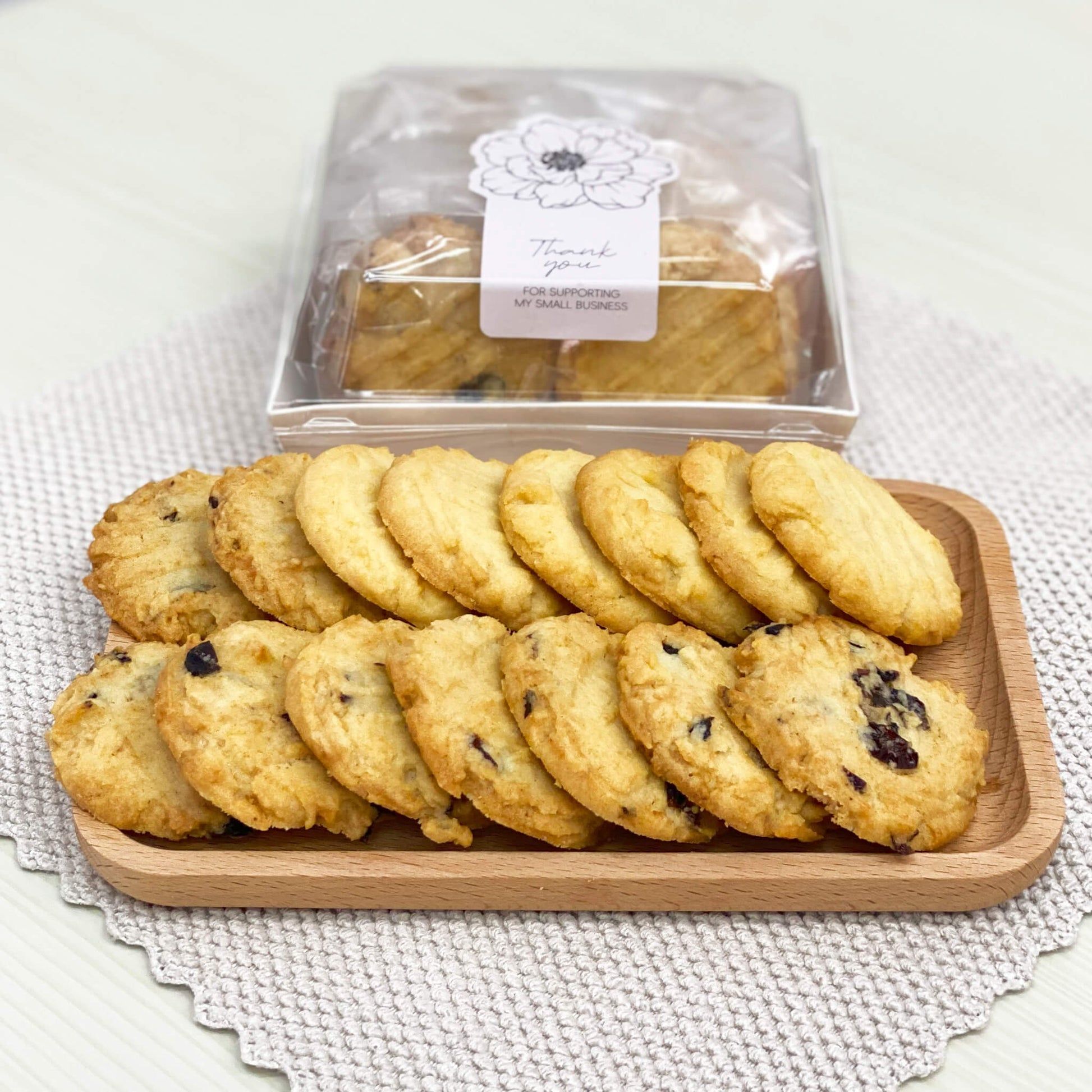 คุกกี้เนยสดโฮมเมดจากเบเกอรี่ Yummy Yim ในพัทยาบนจานไม้และในกล่อง