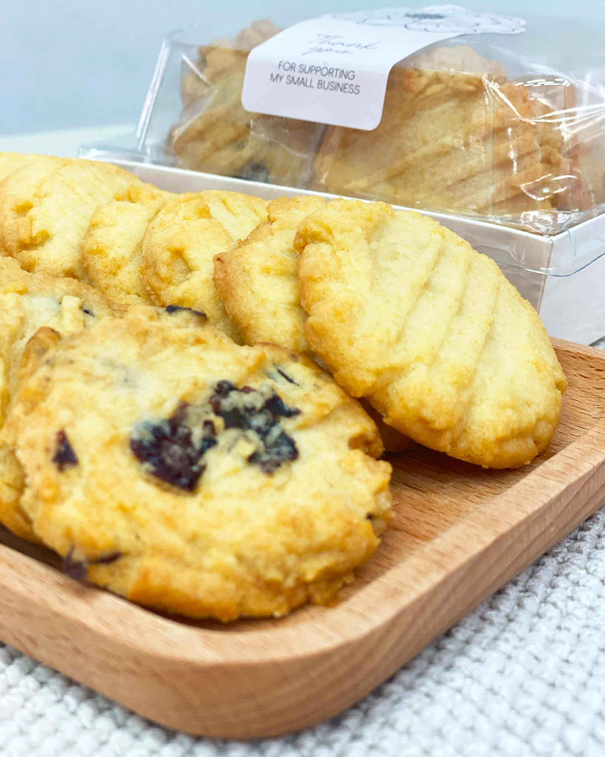 คุกกี้เนยจากเบเกอรี่โฮมเมด Yummy Yim ในพัทยาถ่ายระยะใกล้ - มิกซ์แบบออริจินัลและลูกเกด