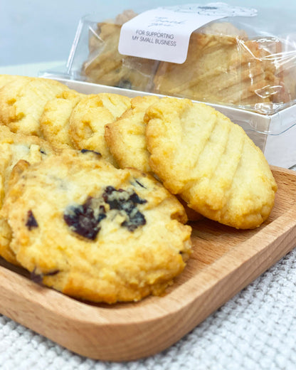 คุกกี้เนยจากเบเกอรี่โฮมเมด Yummy Yim ในพัทยาถ่ายระยะใกล้ - มิกซ์แบบออริจินัลและลูกเกด