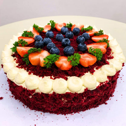  เค้กเรดเวลเวท ก้อนใหญ่ ตกแต่งด้วยสตรอว์เบอร์รี่และบลูเบอร์รี่ - Red Velvet Birthday Cake Pattaya