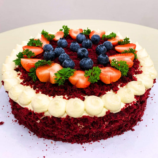  เค้กเรดเวลเวท ก้อนใหญ่ ตกแต่งด้วยสตรอว์เบอร์รี่และบลูเบอร์รี่ - Red Velvet Birthday Cake Pattaya