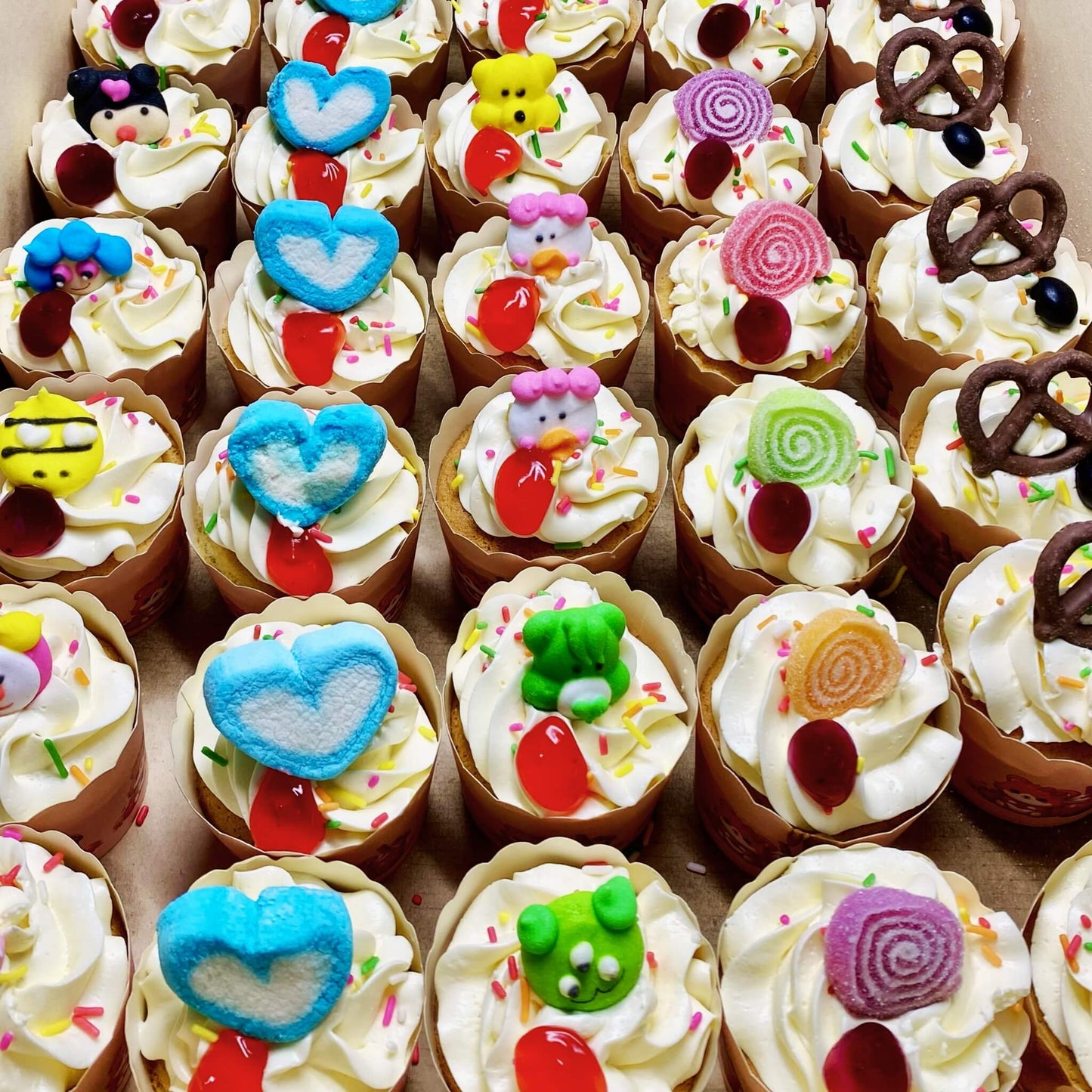 เค้กชิ้นเล็กพร้อมครีมสำหรับงานวันเกิดเด็กสั่งทำพิเศษในพัทยาจากเบเกอรี่ Yummy Yim