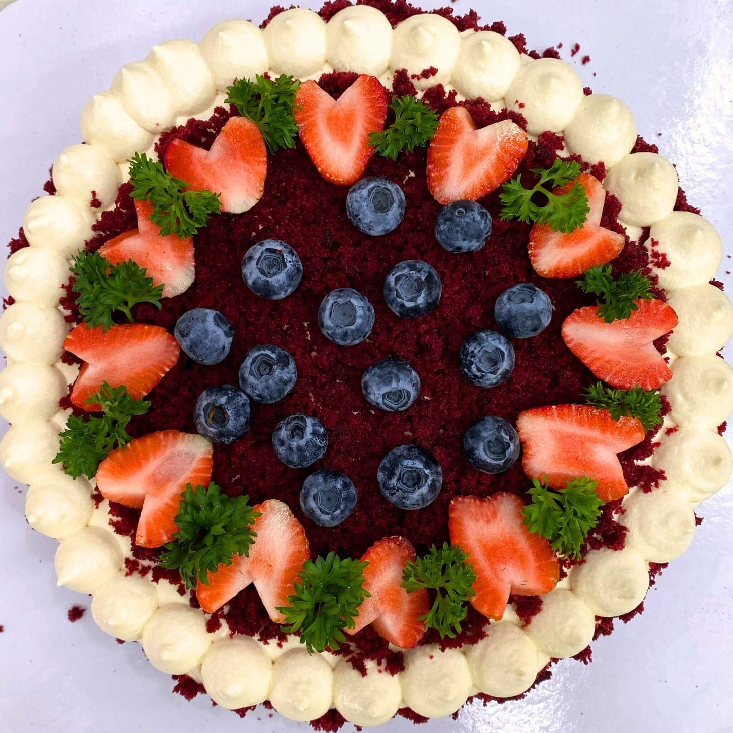 มุมมองจากด้านบน เค้กเรดเวลเวท จากเบเกอรี่ Yummy Yim ในพัทยา