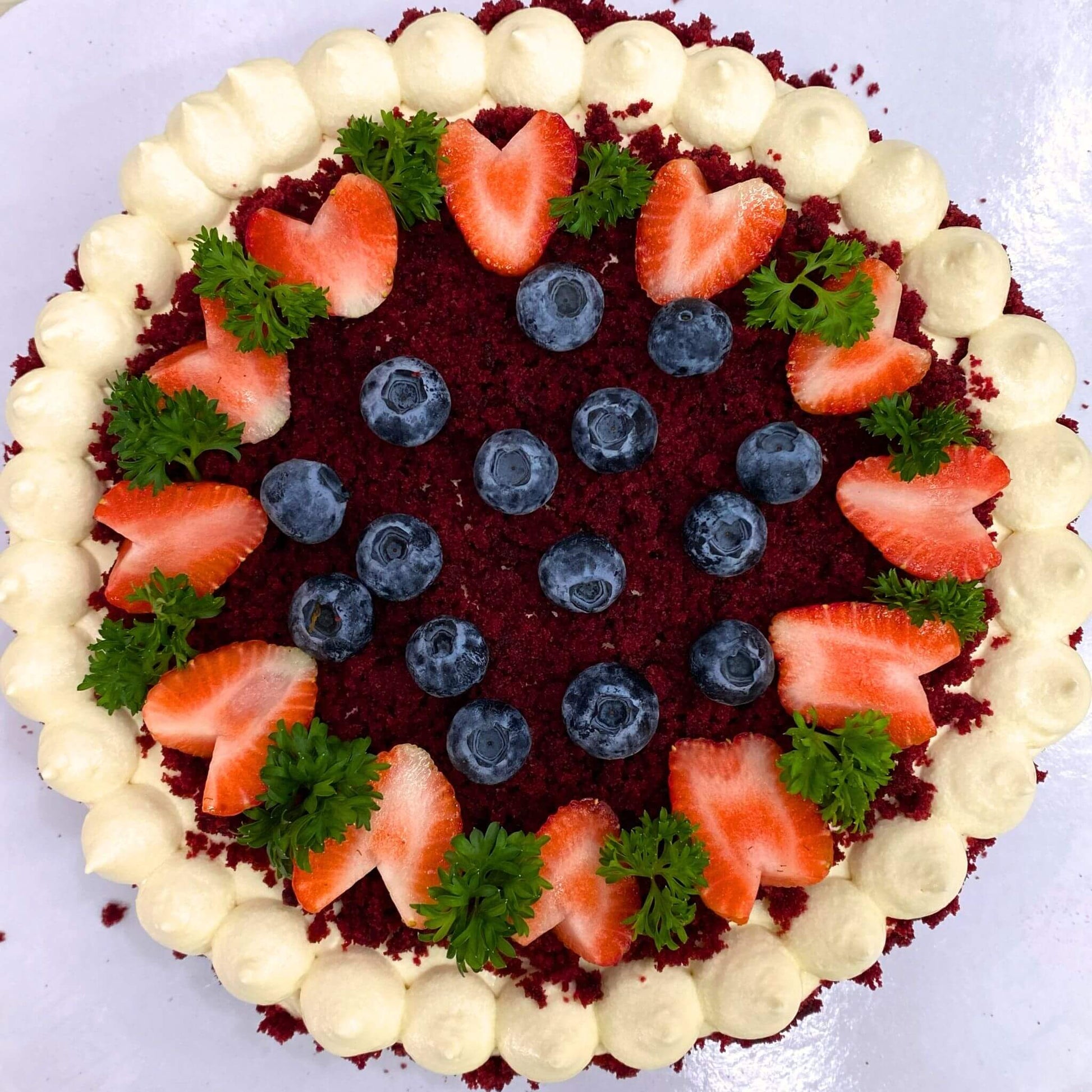 มุมมองจากด้านบน เค้กเรดเวลเวท จากเบเกอรี่ Yummy Yim ในพัทยา