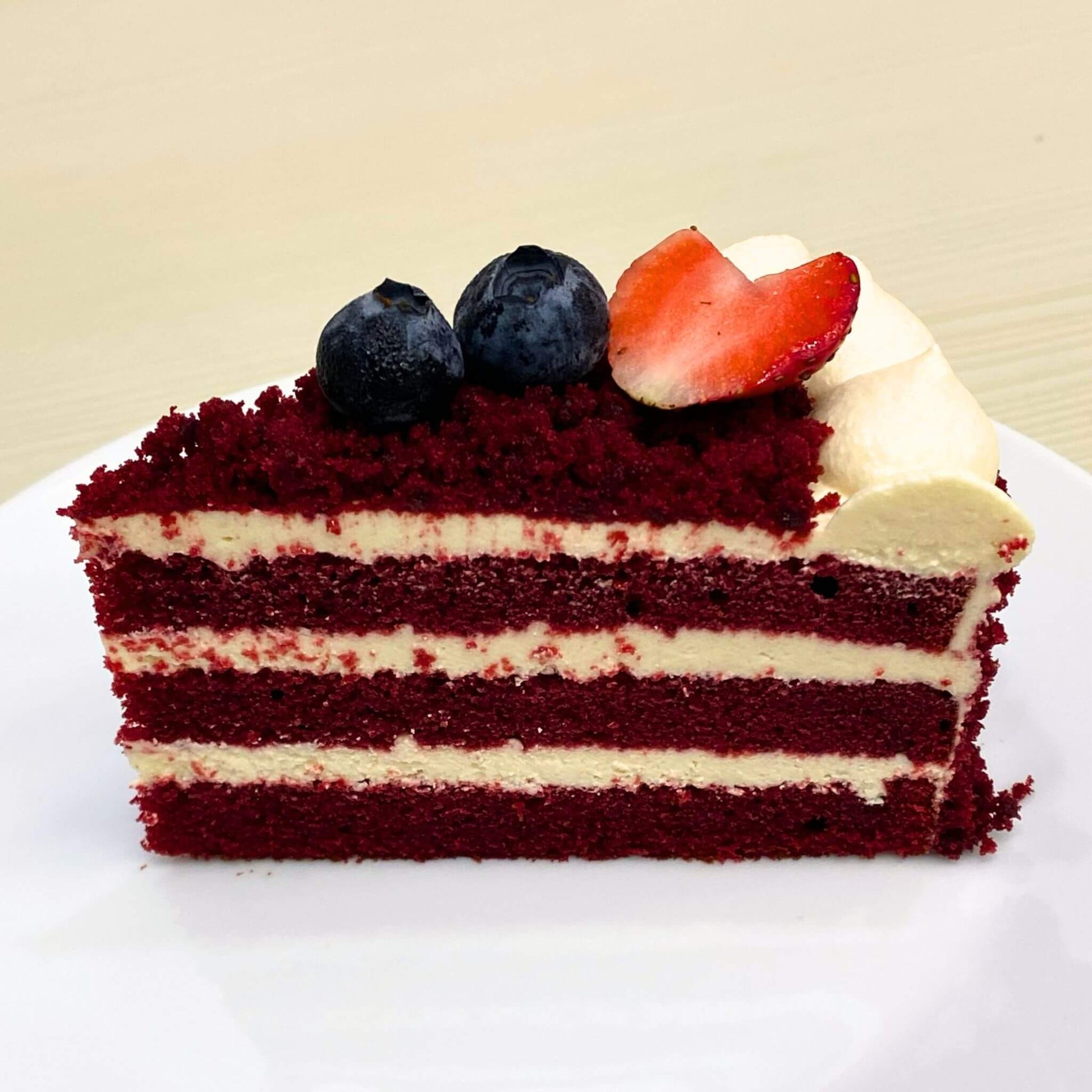 เค้กเรดเวลเวทชิ้นพรีเมียม พร้อมครีมชีสและสตรอว์เบอร์รี่ - Red Velvet Cake Slice Fast Delivery Pattaya